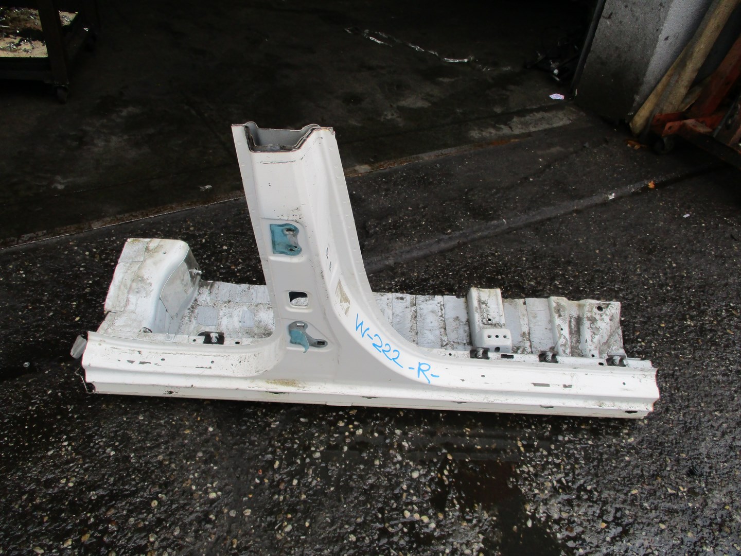 SLUPEK SRODKOWY PRAWY MERCEDES S KLASA 222 3,5CDI