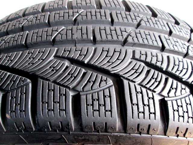 PIRELLI SOTTOZERO WINTER 210 II 235/50/19 99H Rok produkcji 2015