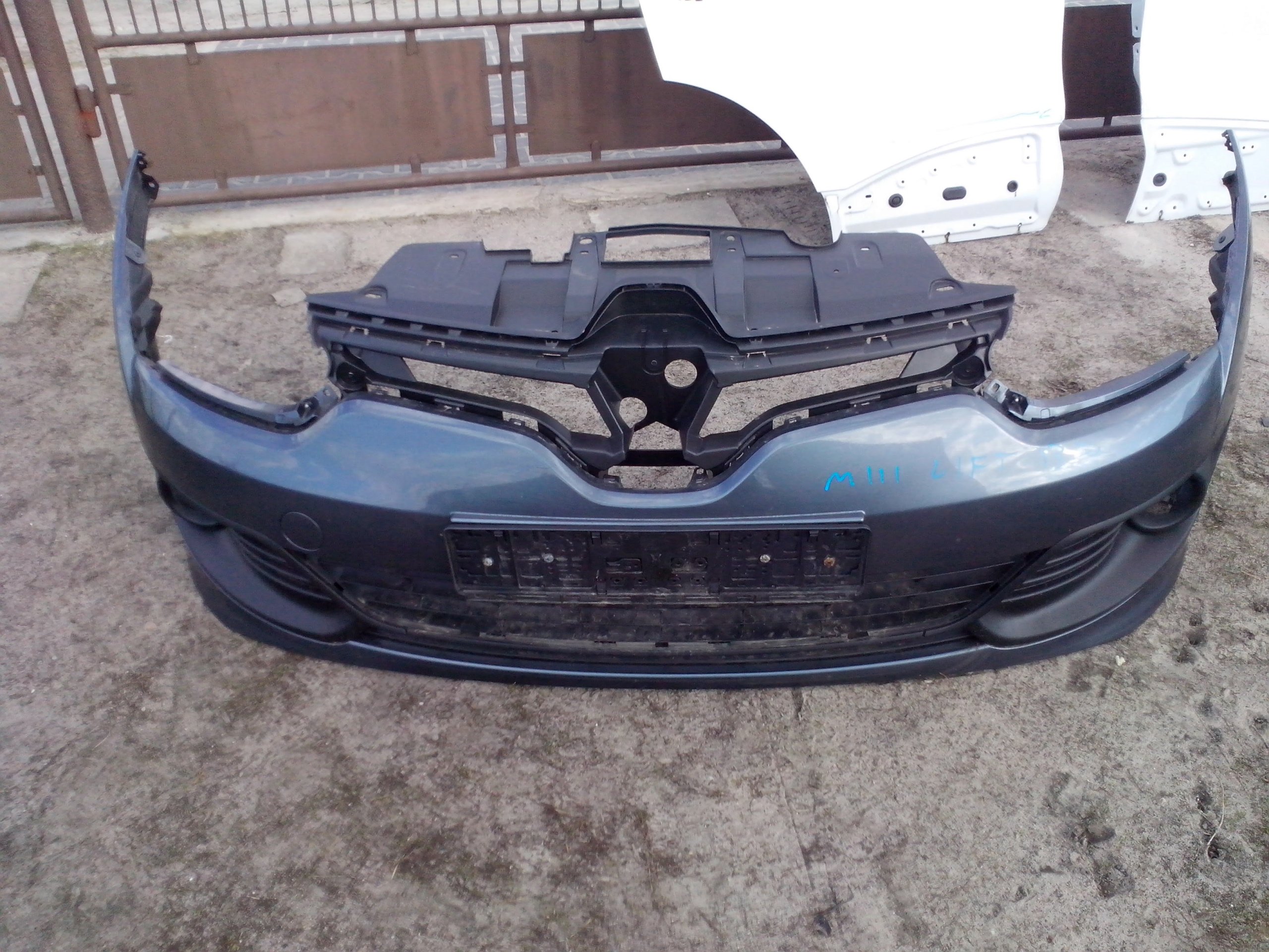 Бампер передний рено меган 3. Бампер на рено меган 3 хэтчбек передний. Бампер меган 3 rs. 322022339r фото. Передний бампер рено меган 2 рестайлинг.