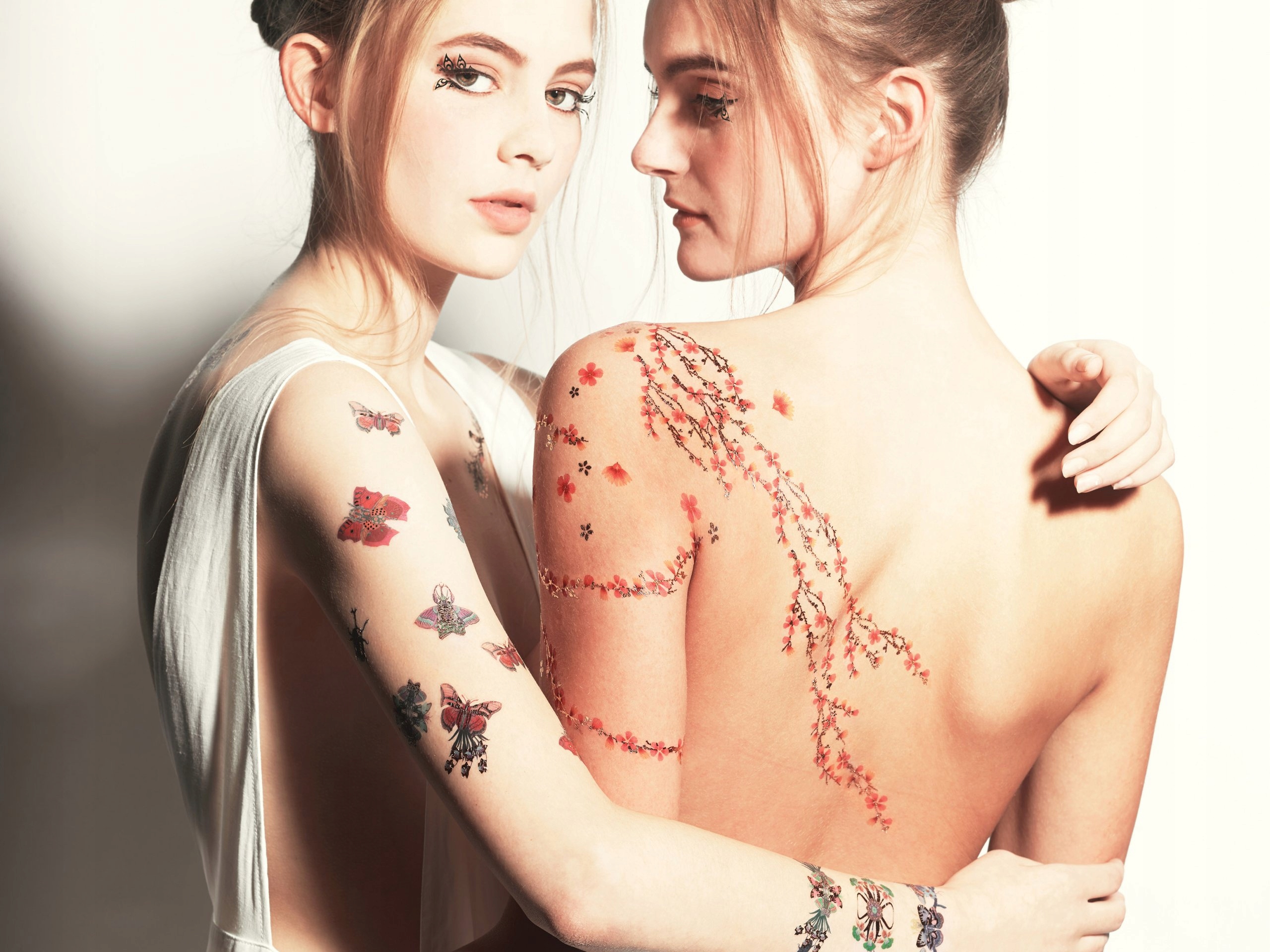 Tatuaż ramię damski różowy kwiat wodny Paperself Płeć uniseks