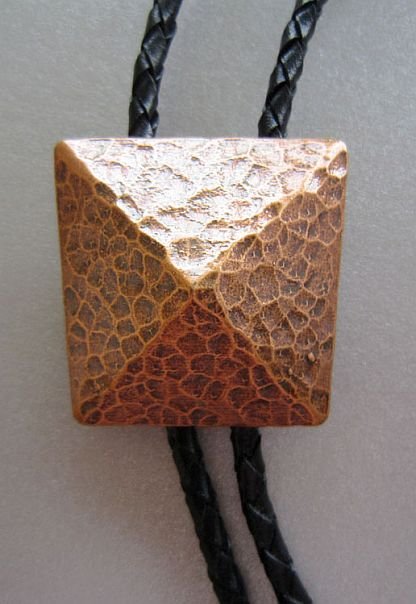 Westernová kravata Piramida antická hnědá country pyramida