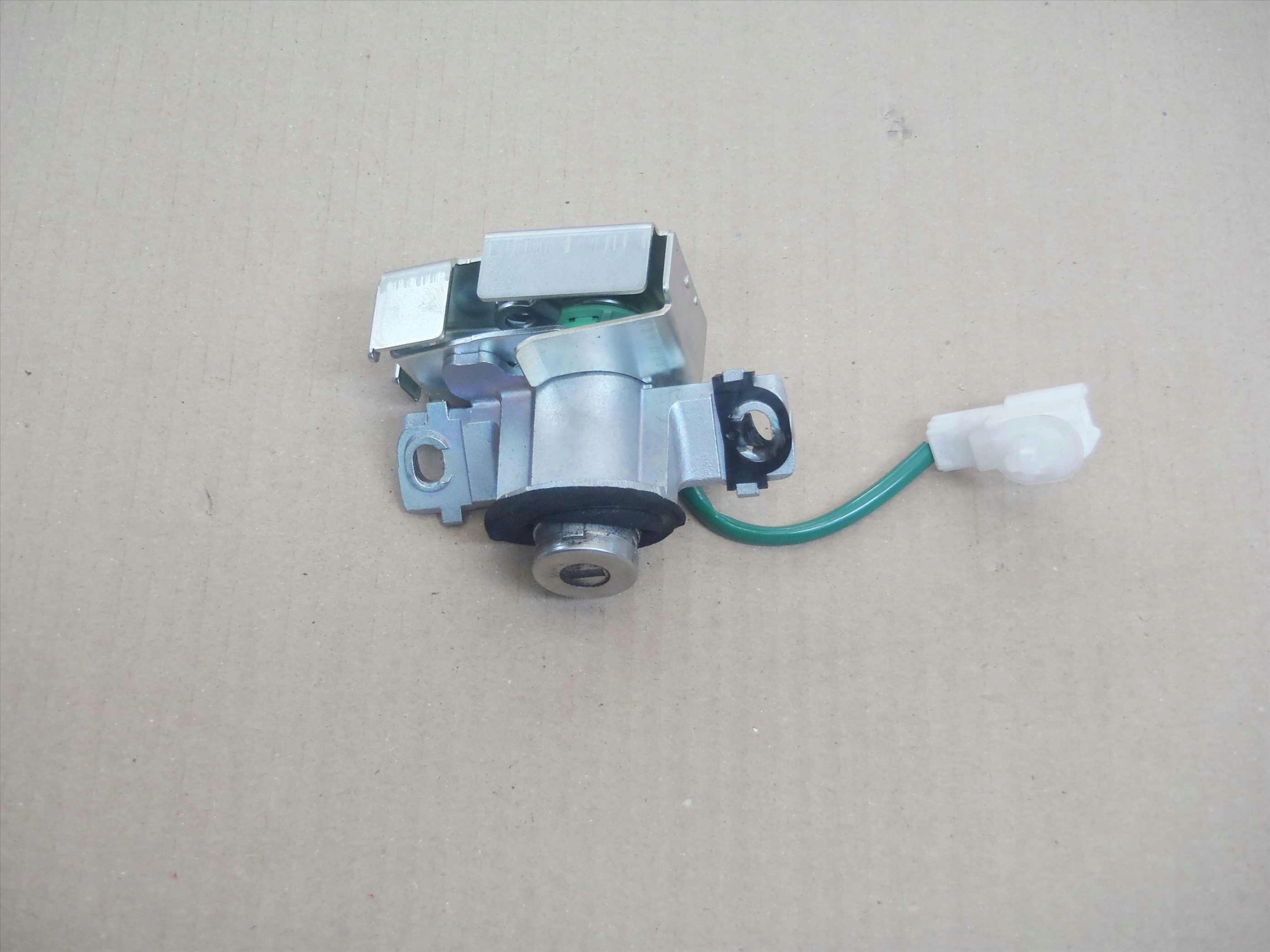 69055-30480 - LEXUS IS GS RC ЗАМОК БАГАЖНИКА ВСТАВКА 13-20