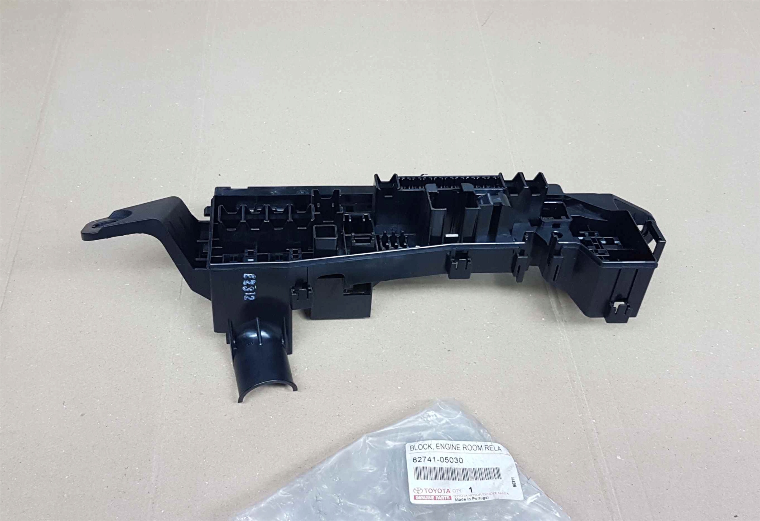 AVENSIS T25 03-08 SKRZYNKA PUSZKA BEZPIECZNIKÓW Producent części Toyota OE