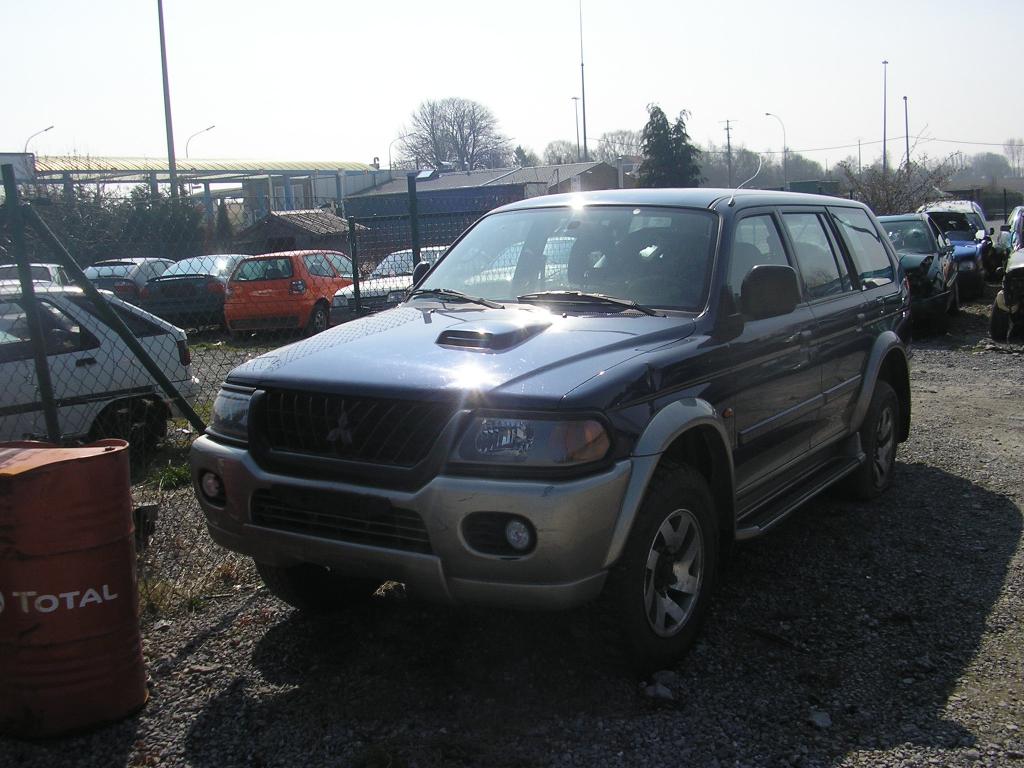 Паджеро спорт бу купить авито. Крыша Паджеро спорт 1. Pajero Sport 2 белый черная крыша.