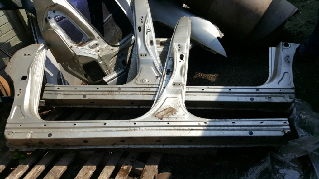 Corolla Verso prog лівий і правий задній ремінь 04 09