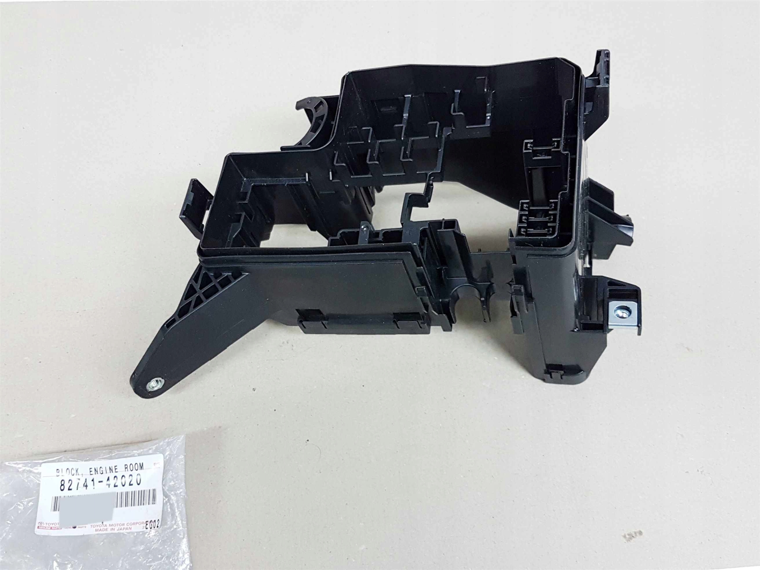 LEXUS NX 14-21 OBUDOWA SKRZYNKA BEZPIECZNIKÓW Numer katalogowy części 82741-42020