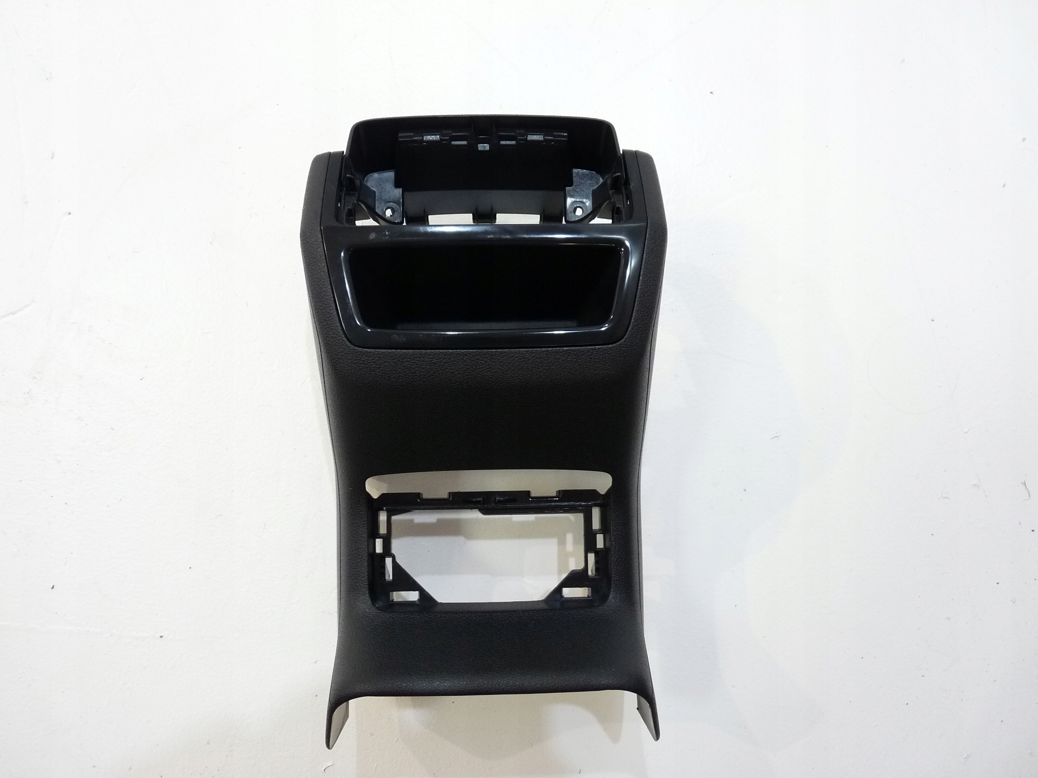 MBM SKODA KAROQ ЗАДНЯ КРИШКА ТУНЕЛЮ 565857289C