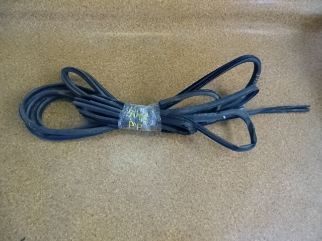 NISSAN JUKE 11r USZCZELKA DRZWI PRZÓD PRAWY