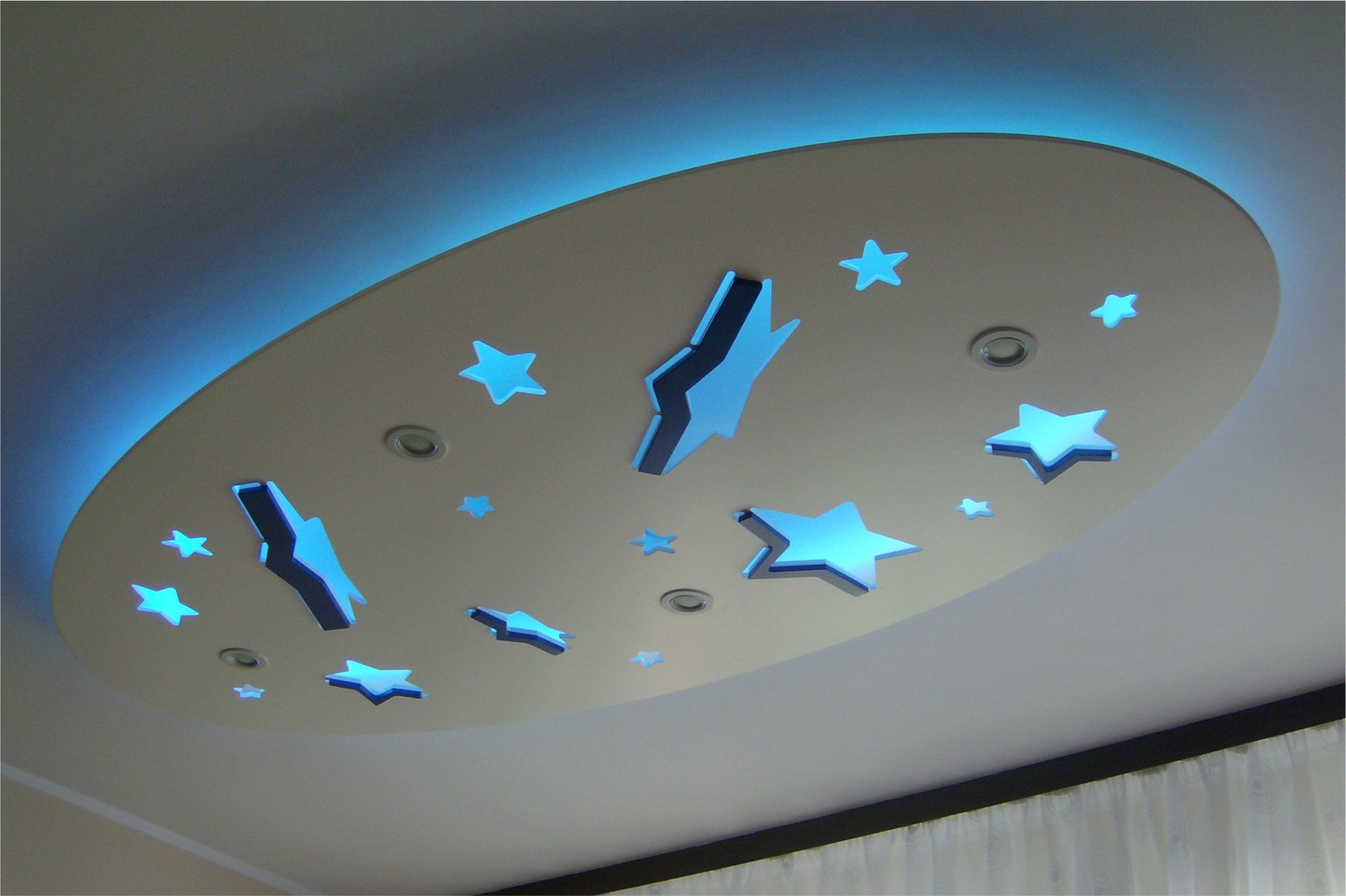 Как создать уютный мир для ребенка: узоры из звезд на потолке в детской комнате