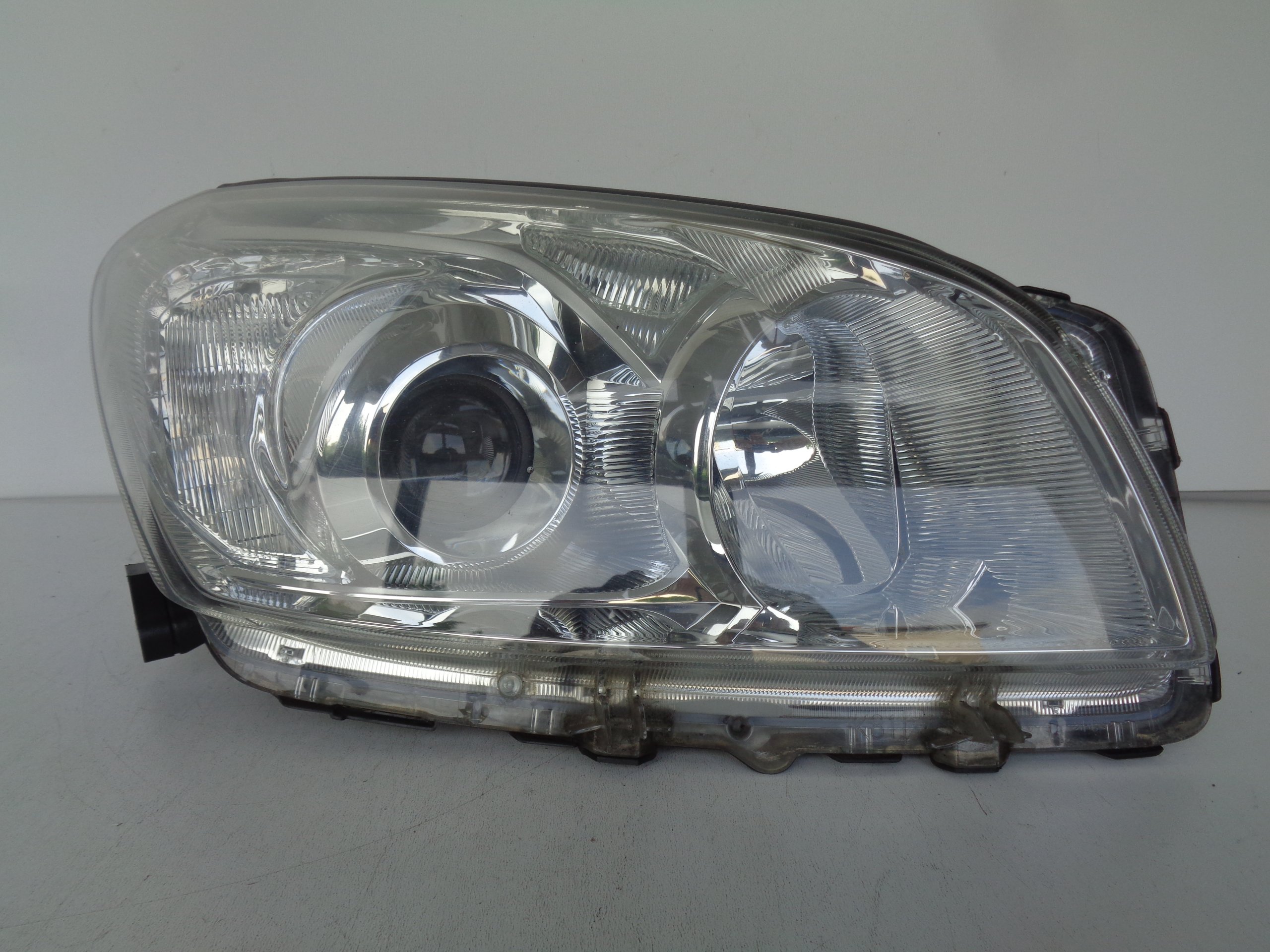 LAMPA PRAWA REFLEKTOR TOYOTA RAV 4 08-10