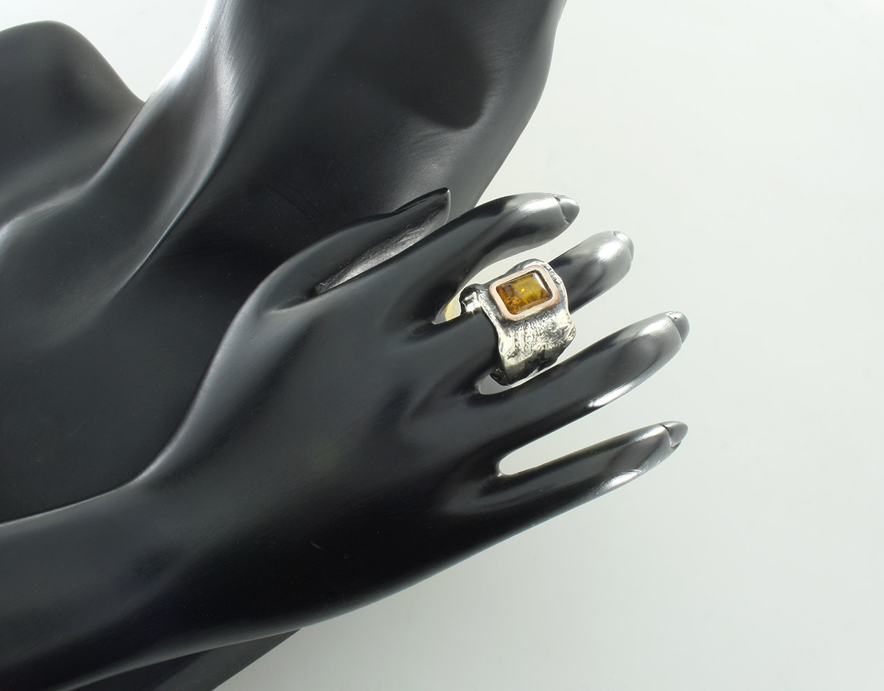 Przepiękny pierścionek ze srebra z BURSZTYNEM 2 Waga 7.4 g
