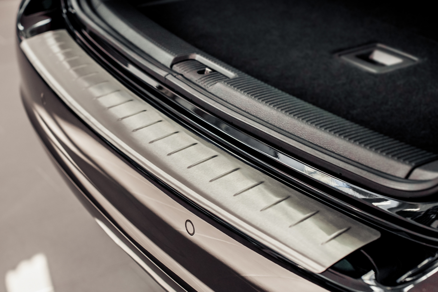 Крышка багажника renault 9010 087 32r. Бампер багажника. Накладка на задний бампер шкода суперб 3. Крышка багажника mitsubishi outlander 3. Накладка заднего бампера багажника mazda cx7.