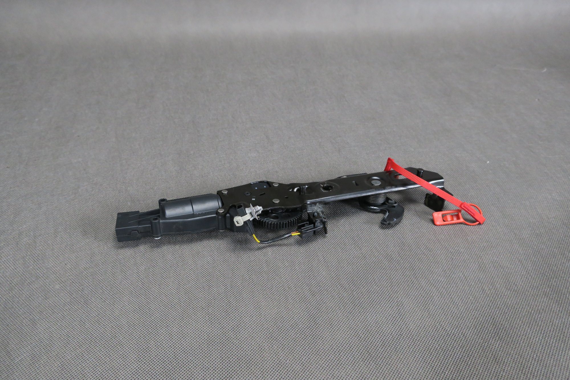 Zamek dachu składanego Audi A3 8V Cabrio 8V7825825 Producent części Audi OE