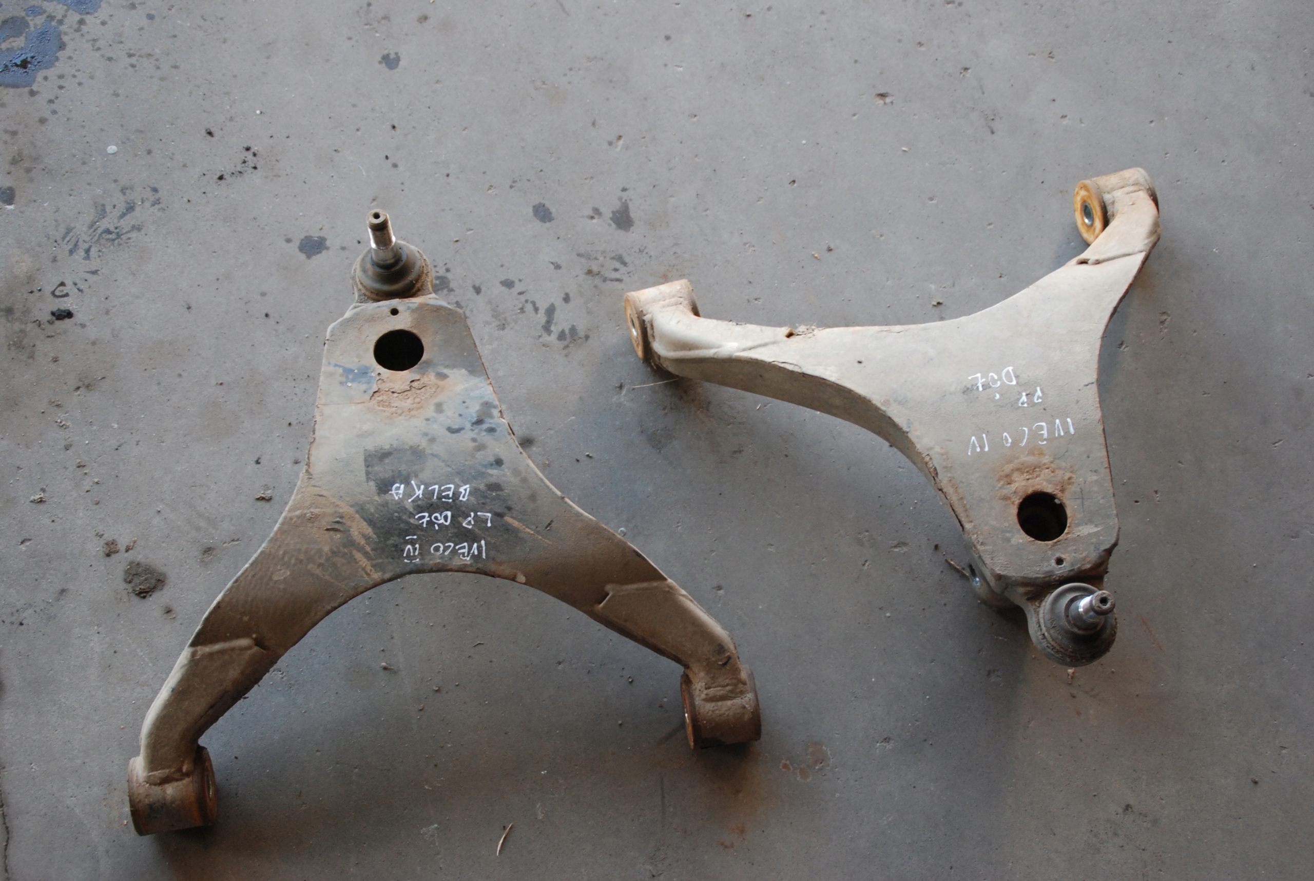 Ричаг нижнє L / ПРАВ. Івеко Дейлі 14-18