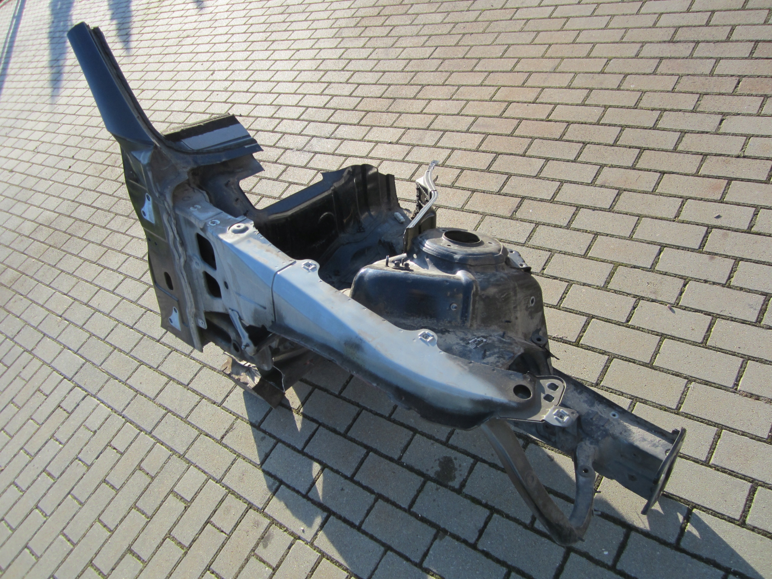 quarter front right Mercedes W221