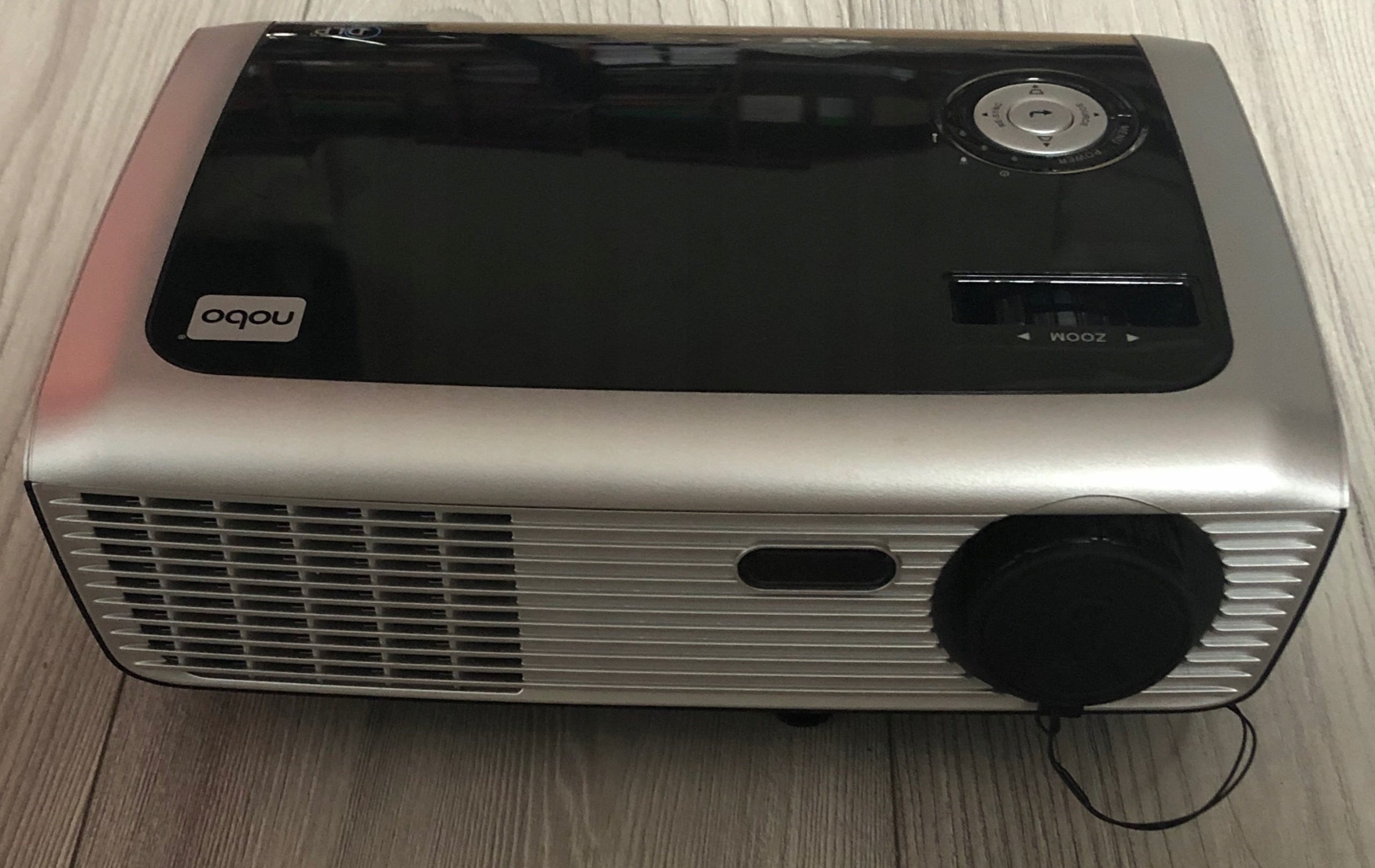 PROJEKTOR NOBO S28 RZUTNIK Kolor czarny