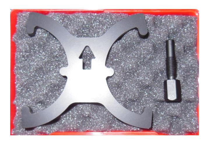 Фиксатор форд фокус. Бабочка на распредвалы форд фокус 3. 6. 5 турбо. Держатель распредвалов форд фокус 3.