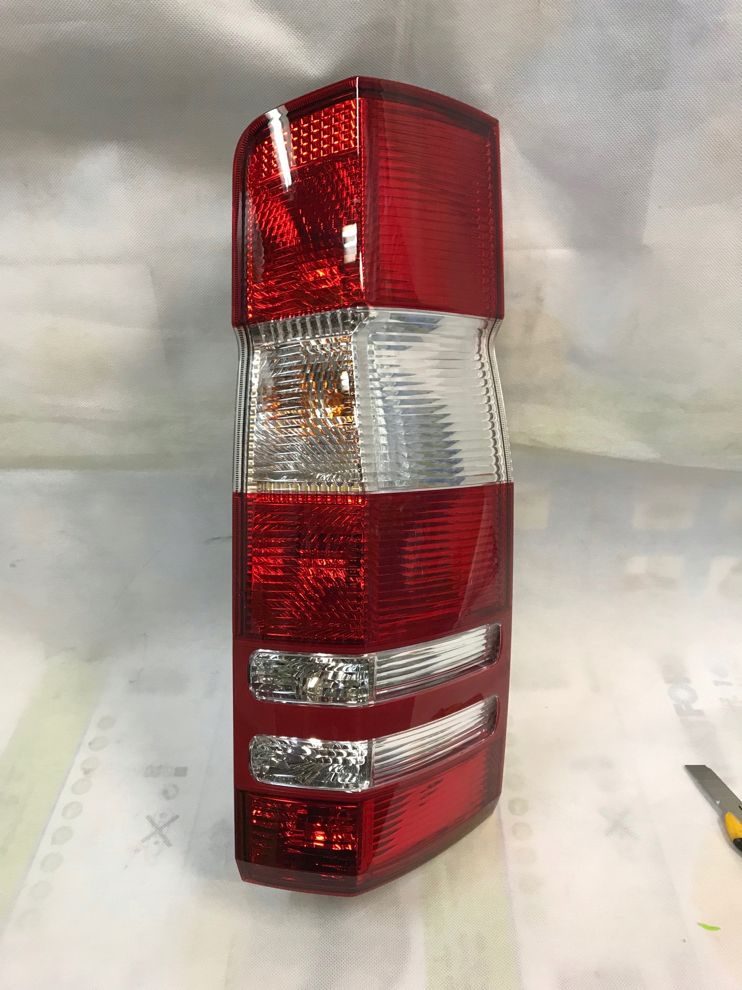 Lampa MERCEDES SPRINTER 2006 PRAWA oryginal VALEO Part number 043715