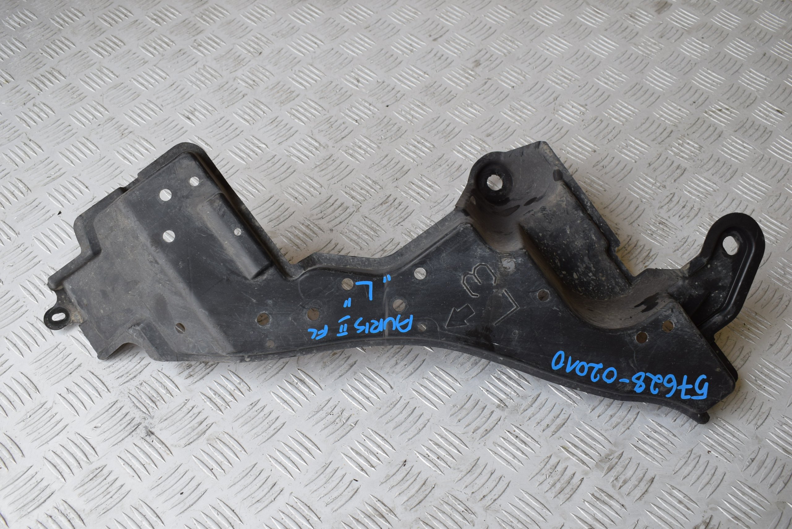 cover chassis left TOYOTA AURIS II 57628-02010