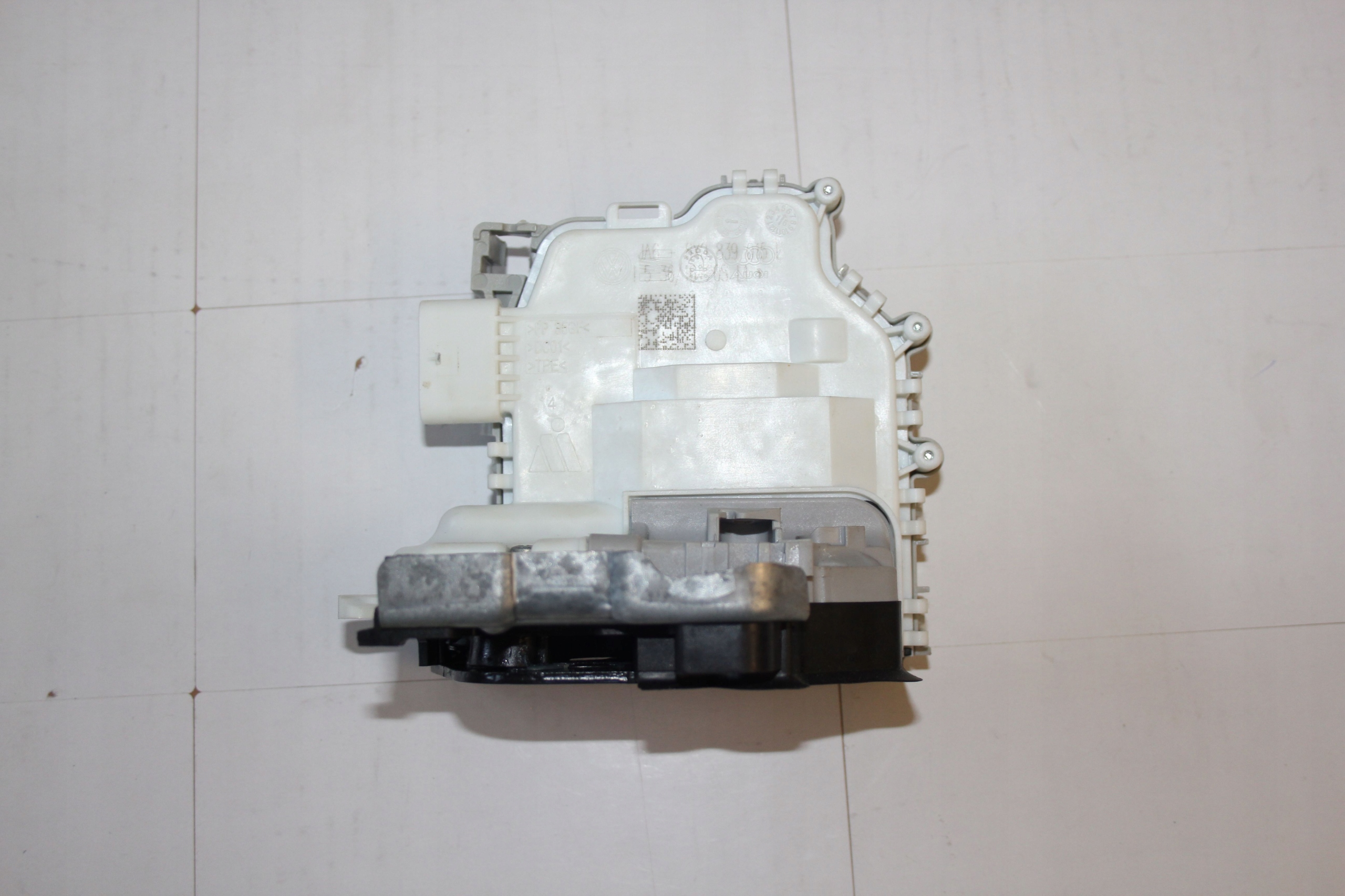 ЗАМОК ДВЕРІ ЗАД. ПРАВЕ AUDI A4 SEDANx0839016e