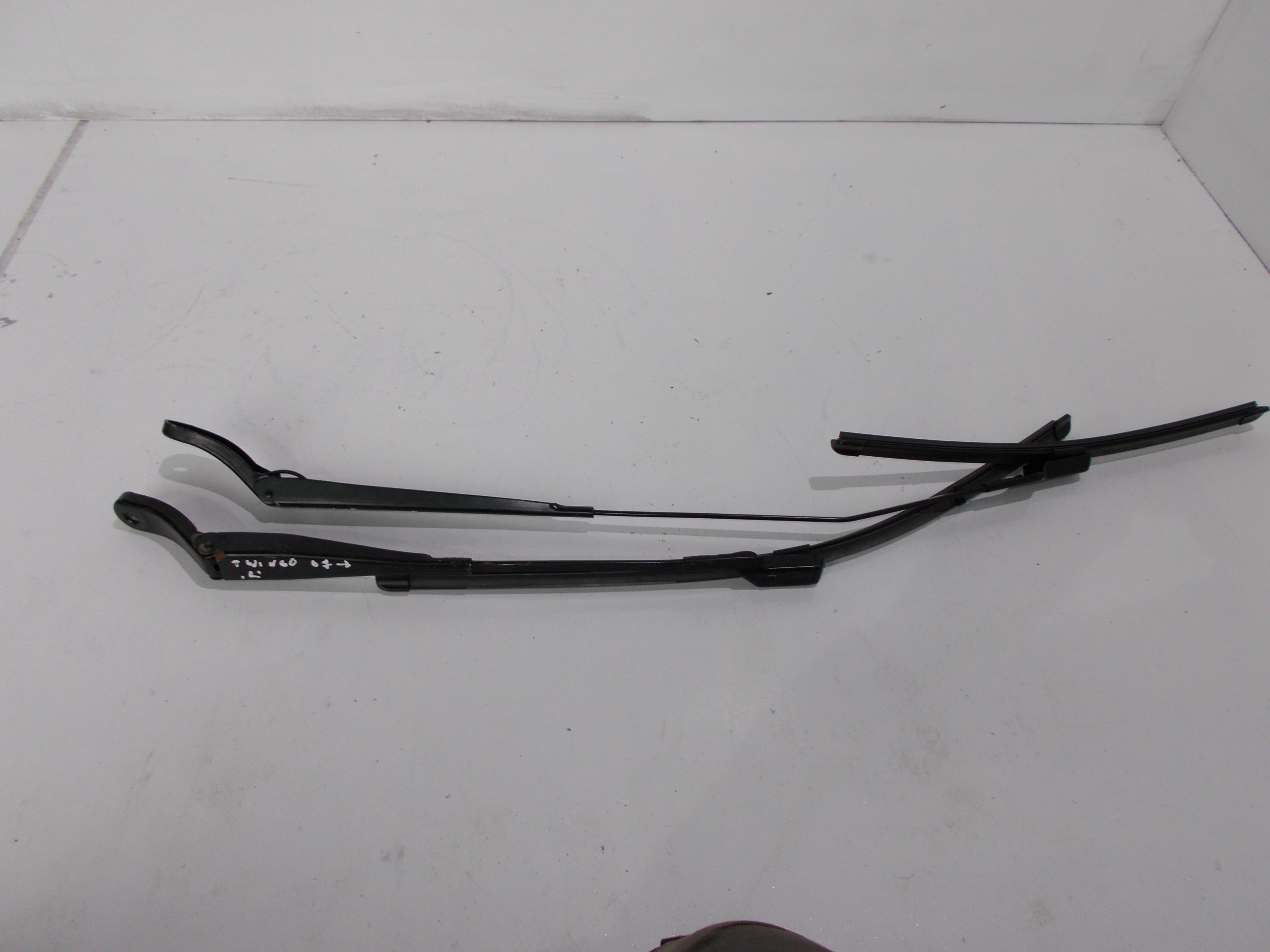 RENAULT TWINGO II 2 рычага стеклоочистителя 2010