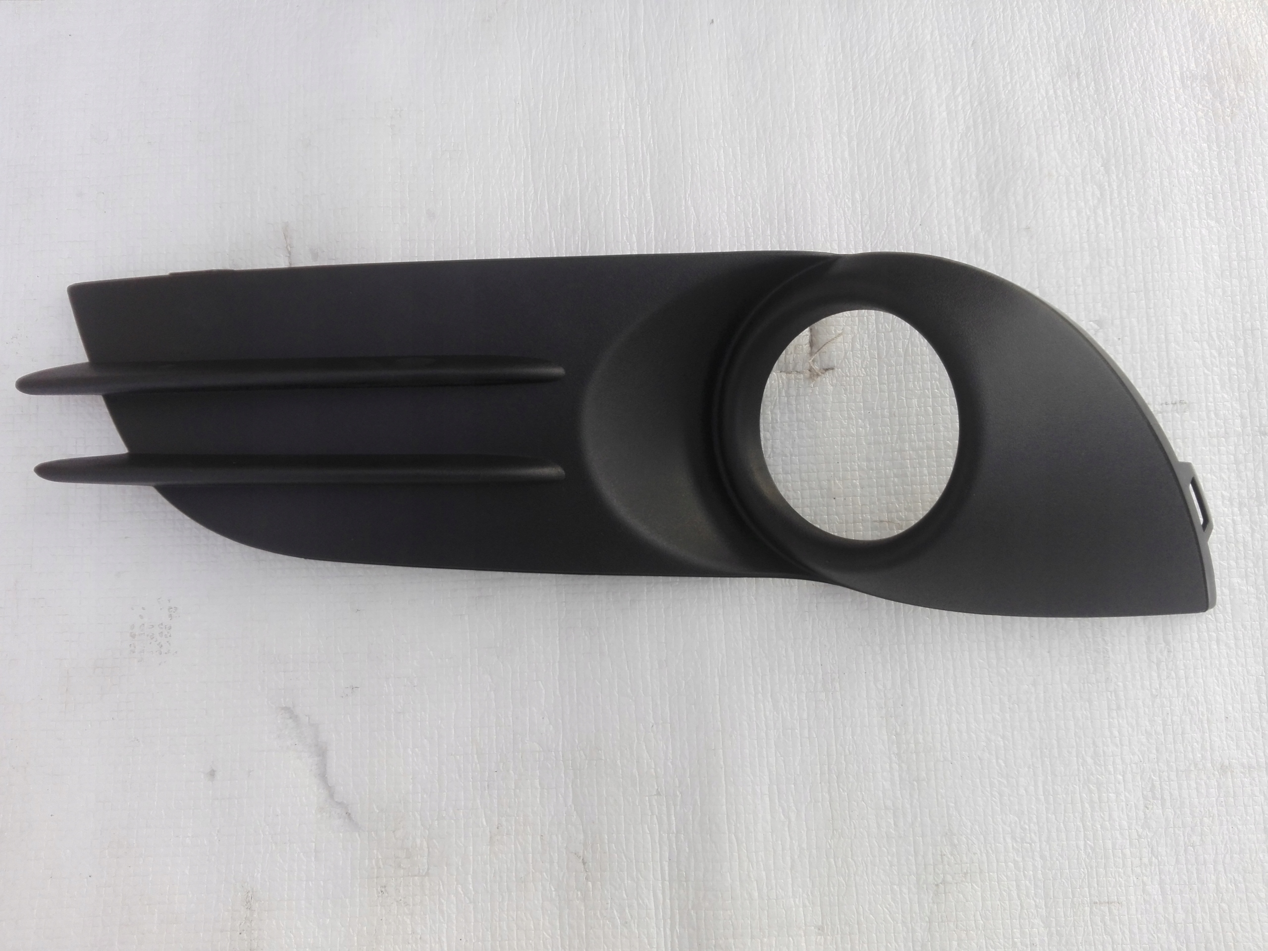 C1BB 15A222 - FIESTA MK7 LIFT ST ЗАГЛУШКА ГАЛОГЕНА РЕШЕТКА Л