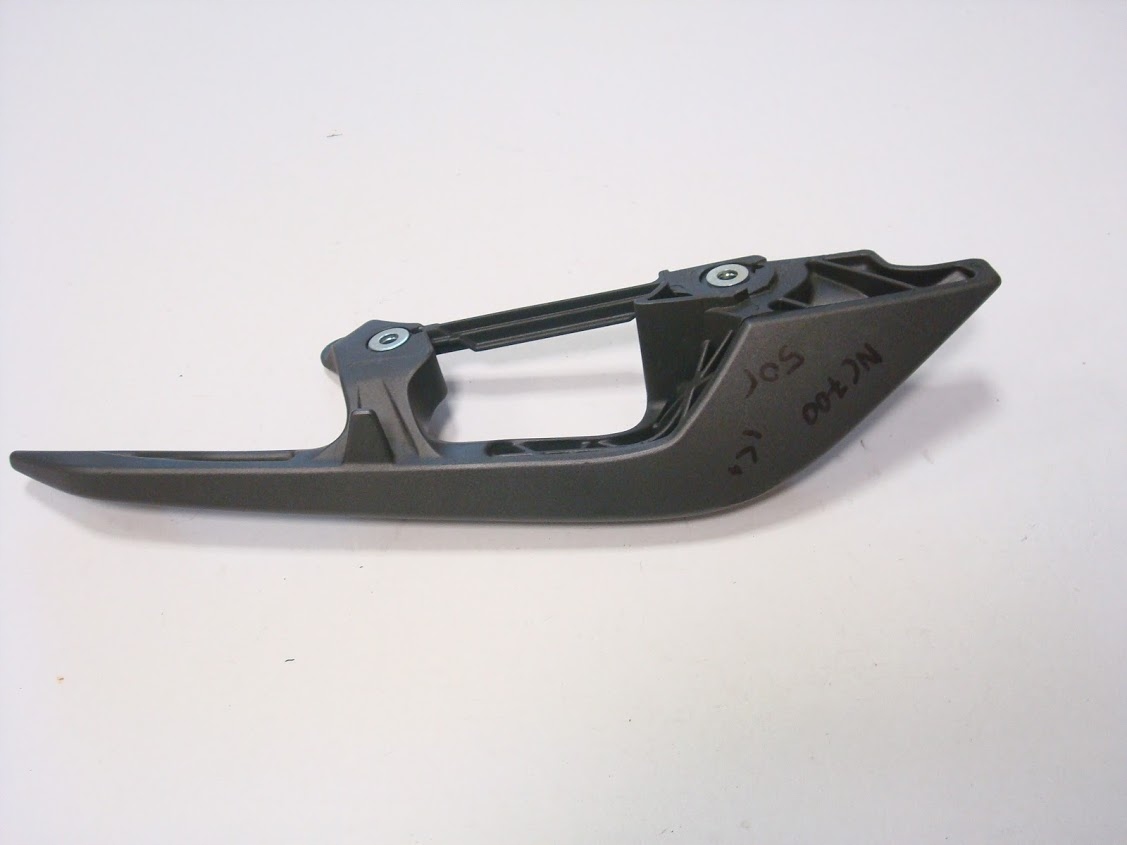 HONDA NC 700 - UCHWYT RĄCZKA PASAŻERA LEWA Numer katalogowy części 77340MJJD10