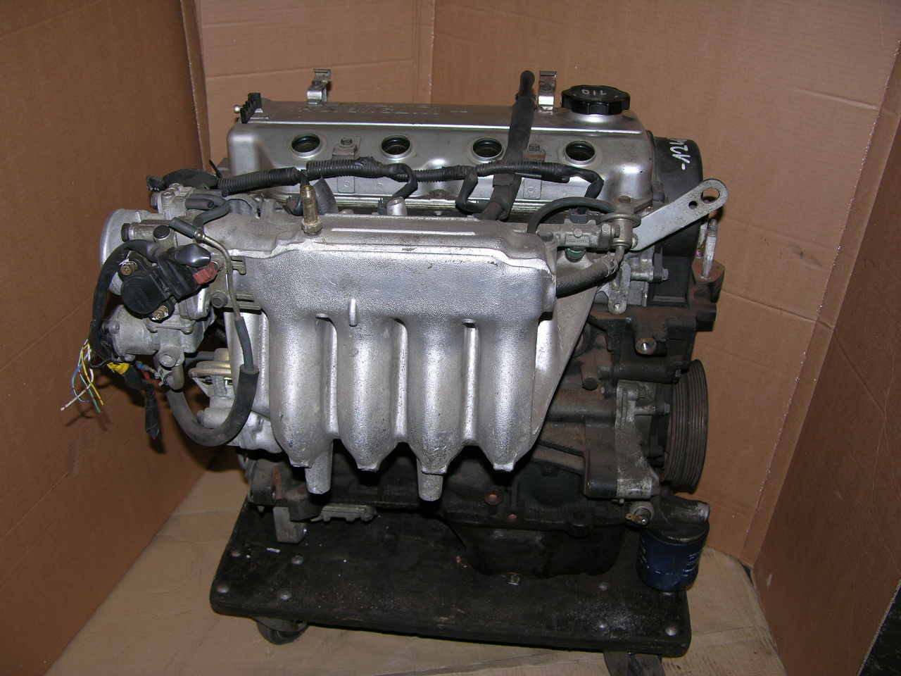 Мицубиси каризма двигатели. Двигатель Митсубиси Каризма 1.6 4g92. 4g92 Carisma. 4g92 двигатель. 4g92 двигатель в масле.