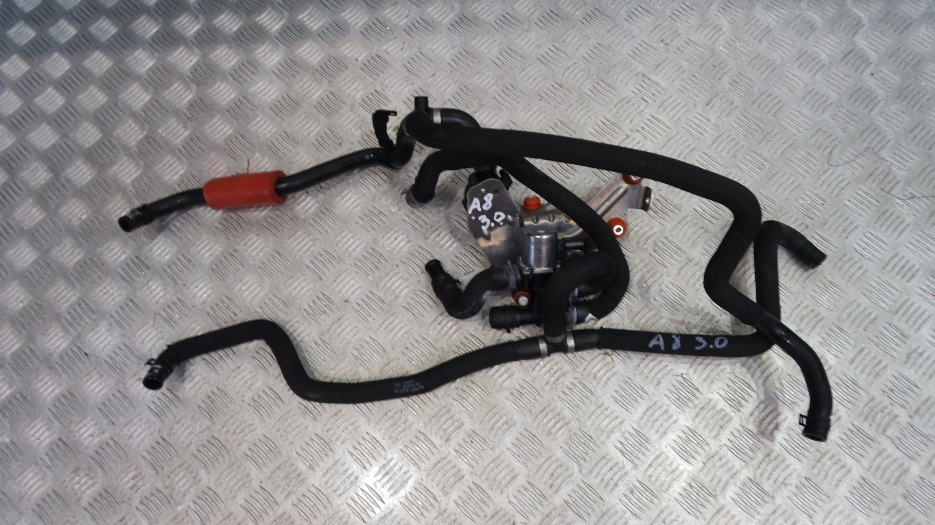 Трубопровод воды циркуляционный насос AUDI A8 D4 3.0 TDI