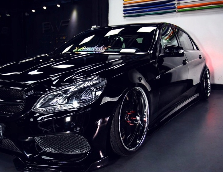 FOLIA OKLEINA POŁYSK CZARNA CZARNY 50 x 152cm HQ m Funkcja ochrona powierzchni zmiana koloru