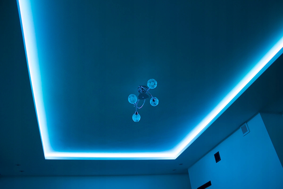 Натяжной потолок светодиоды. Потолок с РГБ подсветкой натяжной RGB. Светодиодной ленты РГБ под натяжной потолок.