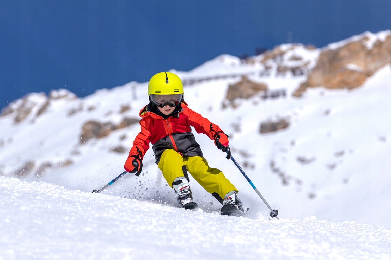 Маленькие лыжники. Горные лыжи. Горнолыжный спорт. Дети на горных лыжах. Детский горнолыжный спорт.