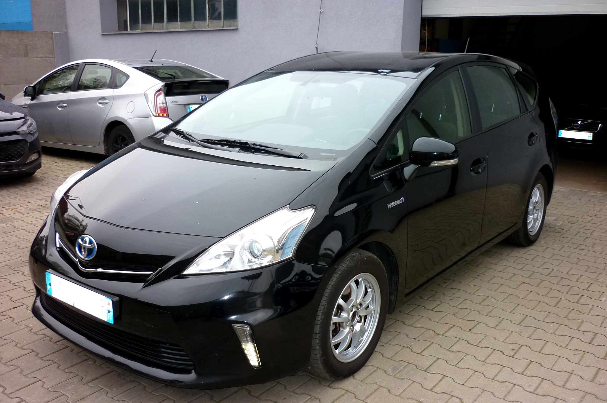 Toyota Prius Alpha черный