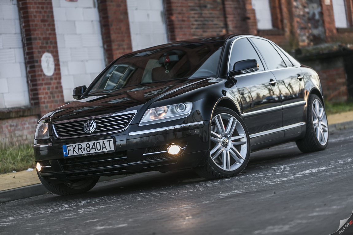 Volkswagen Phaeton на черном фоне