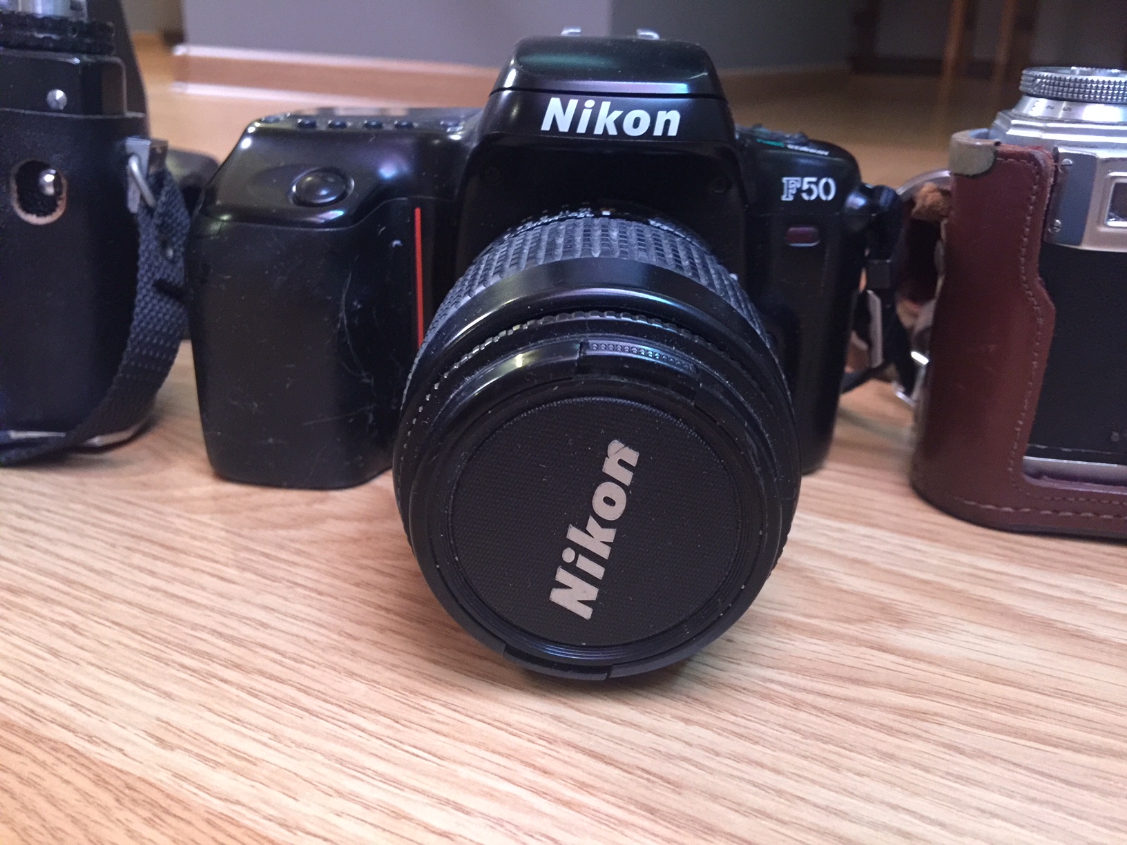 Właściciel Sklepu Kupuje Aparaty Fotograficzne Płacąc Producentowi 120 Zł 3 stare aparaty fotograficzne - 7369022768 - oficjalne archiwum allegro