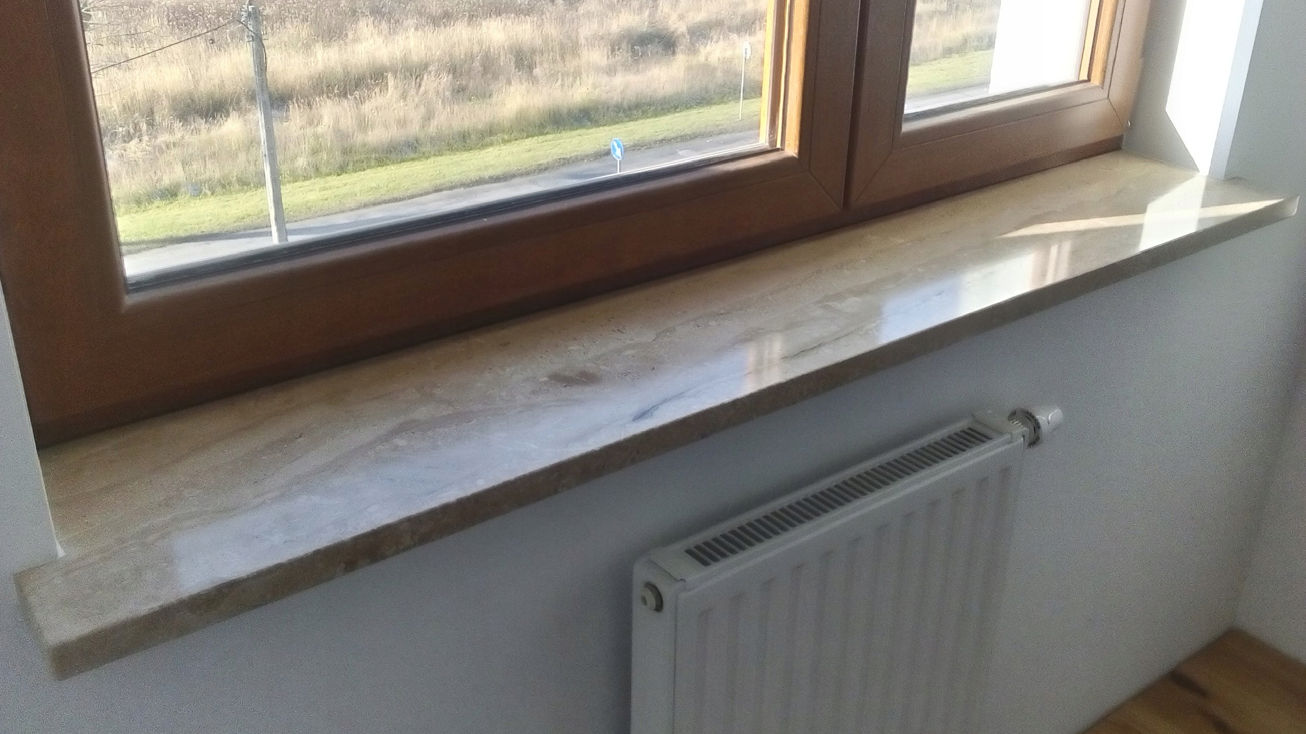 Ceny parapetów wewnętrznych z konglomeratu