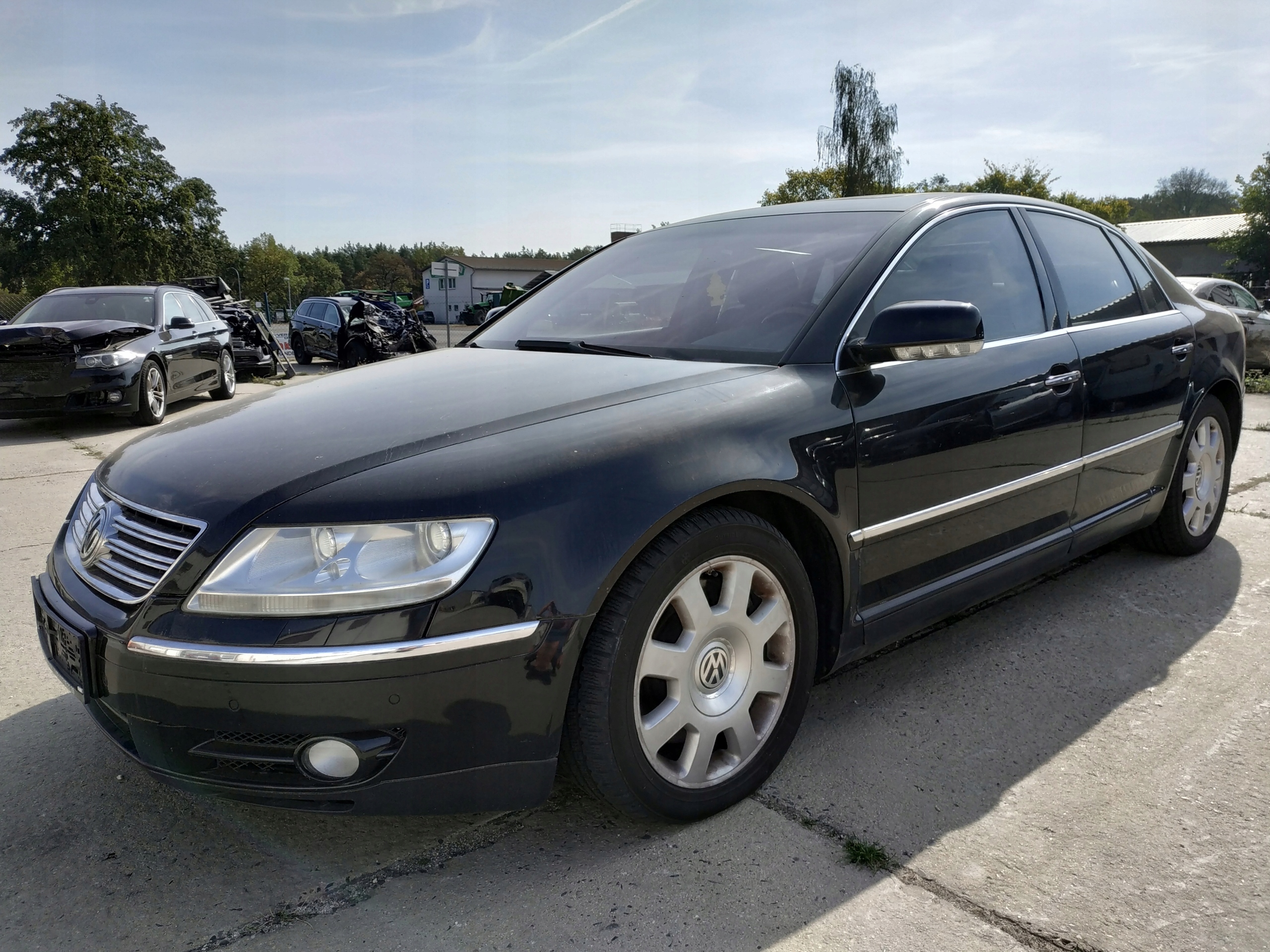 Volkswagen Phaeton на черном фоне
