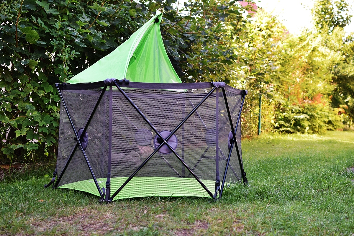 Photo 1 Playpen with roof