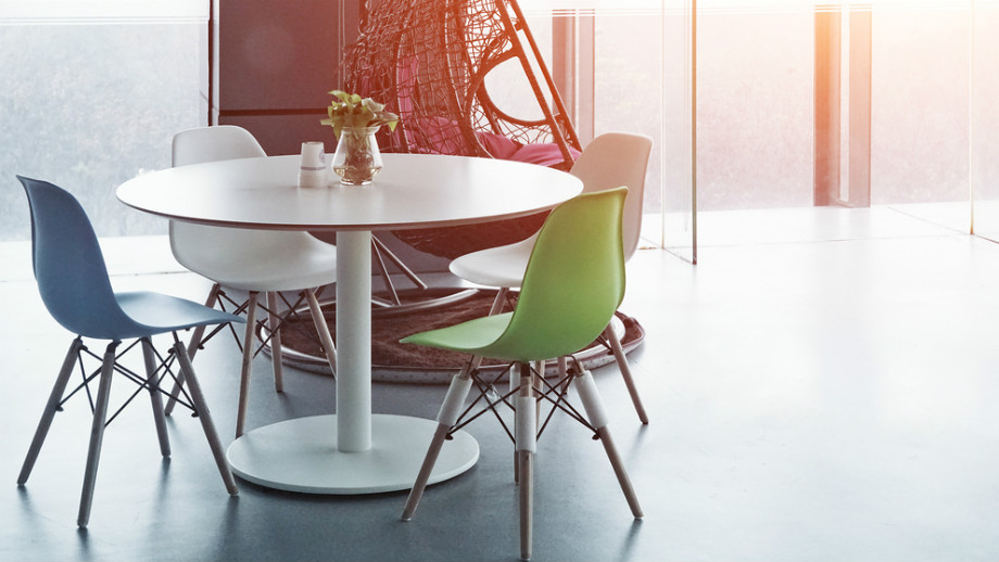 Gdy nie lubisz zwykłych krzeseł – postaw na formę i kolor!