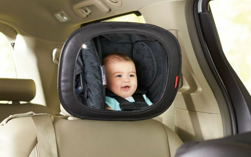 4 wspaniałe lusterka do obserwacji dziecka w samochodzie i