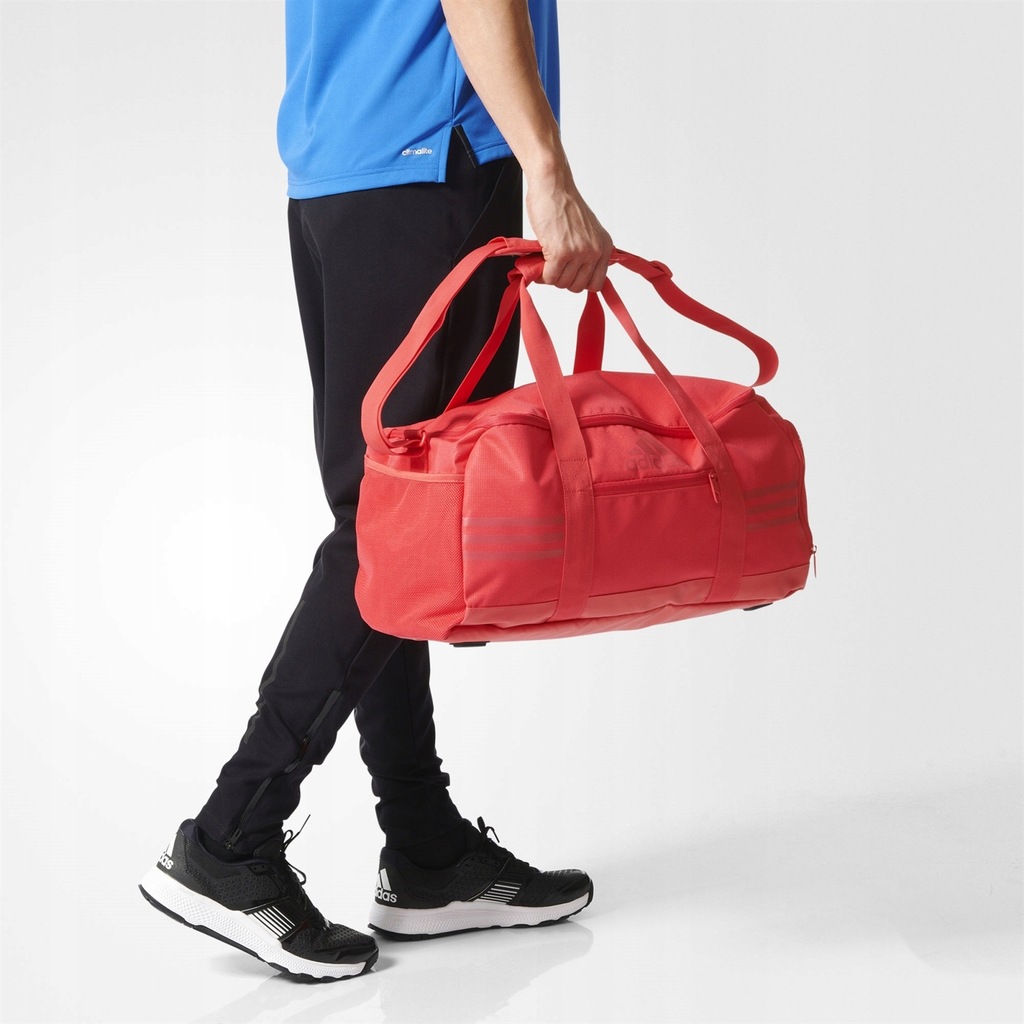 Со спортивной сумкой. Красная спортивная сумка адидас. Сумка adidas красная. Сумка adidas Performance. Спортивная сумка адидас перфоманс.