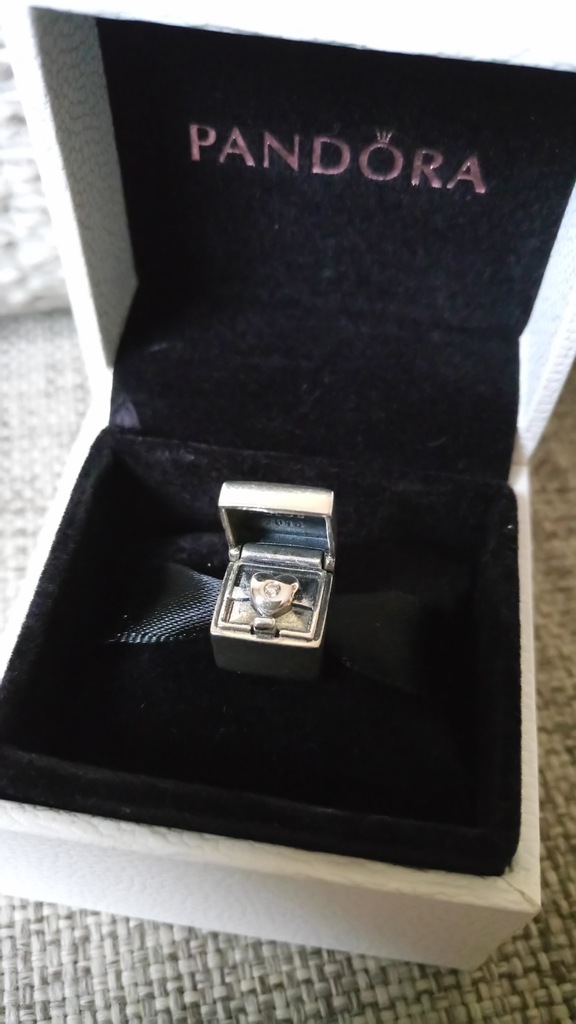 PANDORA Club charm 2014 z diamentem