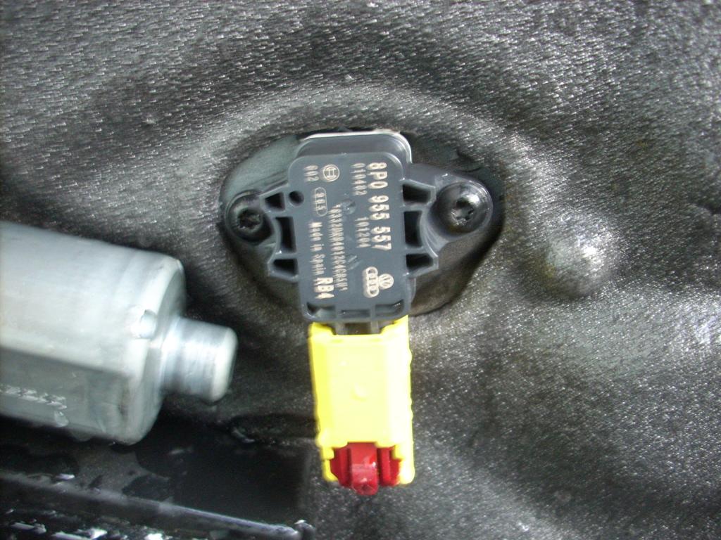 CZUJNIK UDERZENIA BOCZNEGO 8P0555557 AUDI A4 B7