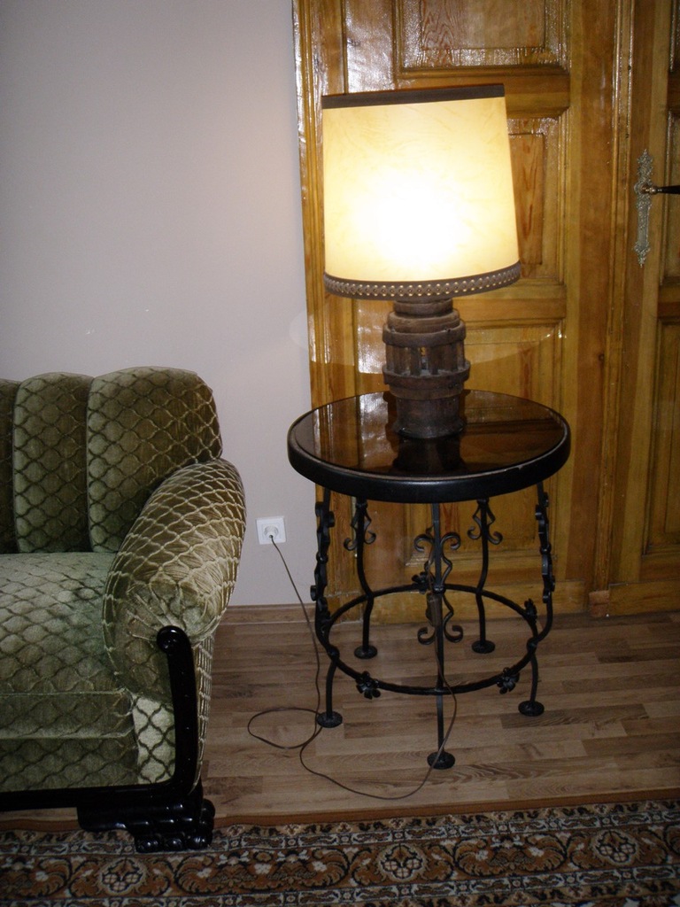 Stara lampa stojąca ze stolikiem