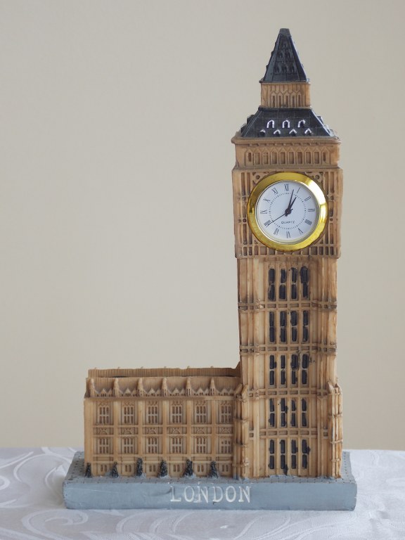 Ciekawa figurka domek - zegar Big Ben