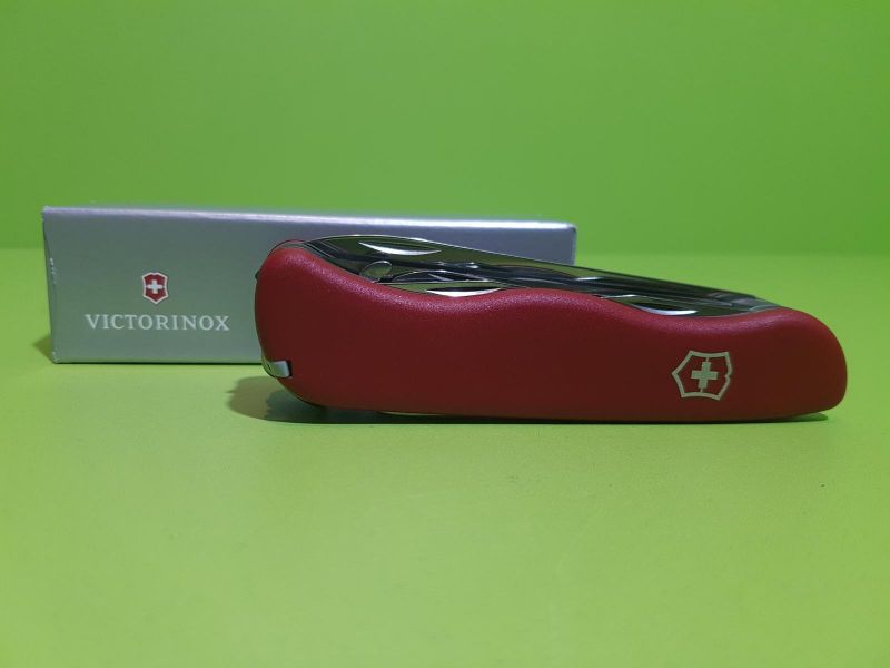 JAK NOWY SCYZORYK VICTORINOX OUTRIDER RED 0.9023