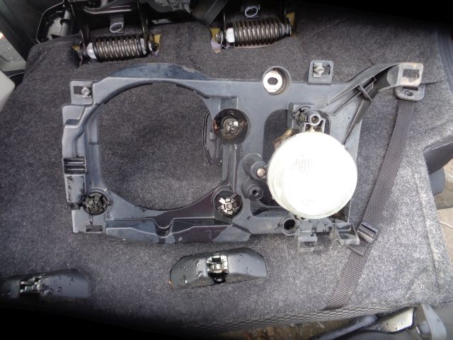 Nissan Terrano II UCHWYT MOCOWANIE LAMPY LEWE