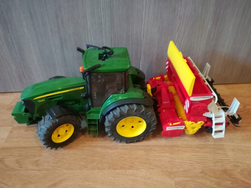 Bruder 03050 TRAKTOR JOHN DEERE 7930 Z SIEWNIKIEM