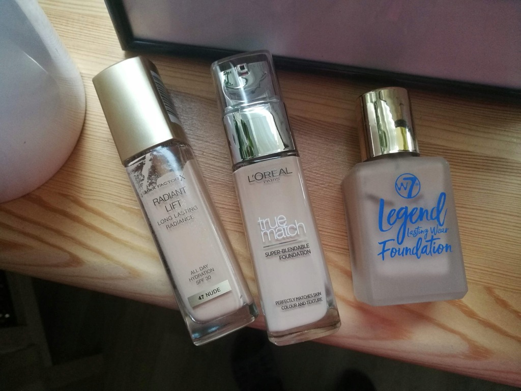 Loreal True Match, Max Factor Radiant ,W7 podkłady