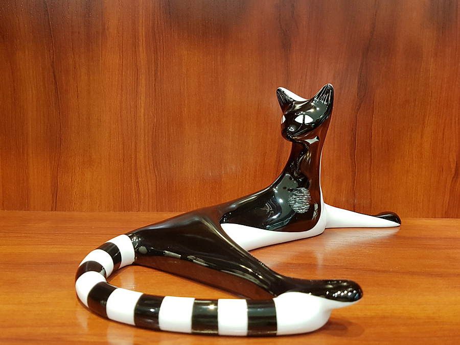 ĆMIELÓW - FIGURKA  PORCELANOWA  LEŻĄCA KOTKA